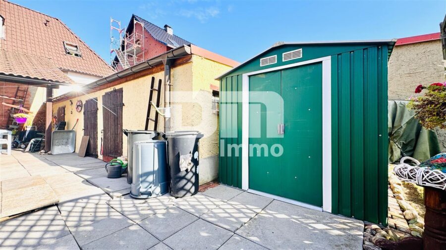 Solides Ein- bis Zweifamilienhaus mit großer Terrasse, Nebengebäude und opulenten Gartenbereich - Nebengebäude / Gartenhaus